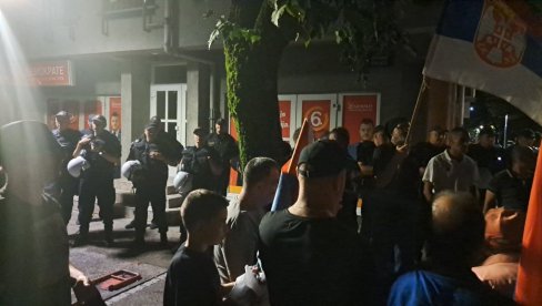 SRBI PROTESTUJU ISPRED PROSTORIJA EVROPA SAD U NIKŠIĆU: Litije širom Crne Gore (FOTO/VIDEO) SRBI PROTESTUJU ISPRED PROSTORIJA EVROPA SAD U NIKŠIĆU: Litije širom Crne Gore (FOTO/VIDEO)
