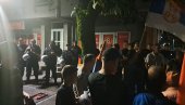 SRBI PROTESTUJU ISPRED PROSTORIJA EVROPA SAD U NIKŠIĆU: Litije širom Crne Gore (FOTO/VIDEO)