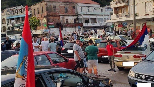 НЕМА ВЛАДЕ БЕЗ СРБА Километарска колона за одбрану изборне воље (ФОТО) НЕМА ВЛАДЕ БЕЗ СРБА Километарска колона за одбрану изборне воље (ФОТО)