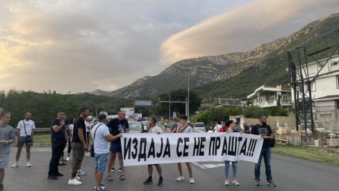 IZDAJA SE NE PRAŠTA Građani Sutomora poručili Spajiću da sedne za sto i da se dogovore (FOTO)