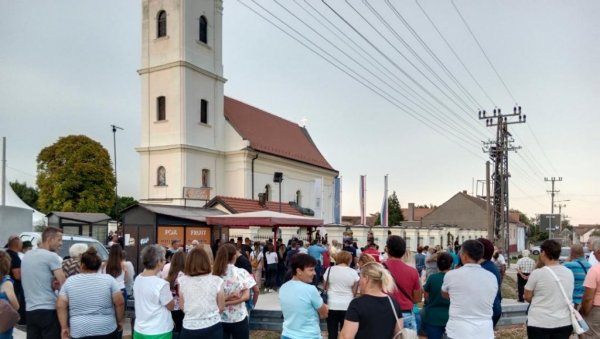 ПРАЗНИК СЕЛА КОЈЕ ЈЕ САДА ЗАБЛИСТАЛО: Много је разлога да житељи Великих Радинаца памте дан када су угостили председника ПРАЗНИК СЕЛА КОЈЕ ЈЕ САДА ЗАБЛИСТАЛО: Много је разлога да житељи Великих Радинаца памте дан када су угостили председника