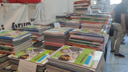 UDŽBENICI SE NE VRAĆAJU: U nekim školama roditeljima rekli da čuvaju besplatne knjige UDŽBENICI SE NE VRAĆAJU: U nekim školama roditeljima rekli da čuvaju besplatne knjige