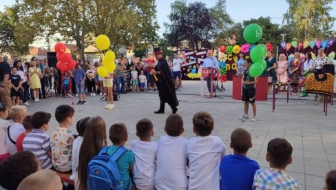 RANČEVI ZA 1.812 ZEMUNSKIH PRVAKA Pokloni za učenike dvadeset osnovnih škola u opštini na Dunavu RANČEVI ZA 1.812 ZEMUNSKIH PRVAKA Pokloni za učenike dvadeset osnovnih škola u opštini na Dunavu