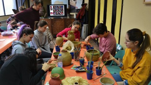 DODELA NAGRADA ZA NAJBOPLJI RAD NA IZLOŽNI BOJE AFRIKE: Tradicionalni predmeti od keramike DODELA NAGRADA ZA NAJBOPLJI RAD NA IZLOŽNI BOJE AFRIKE: Tradicionalni predmeti od keramike