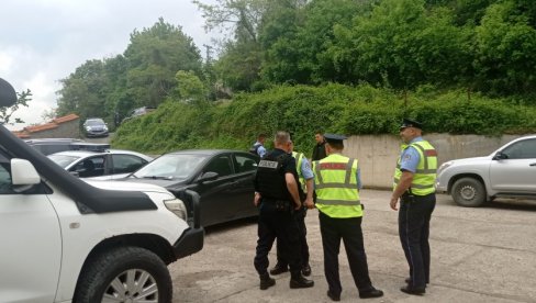 SKANDAL U PEĆI: Policija lažne države sprečila porodice uhapšenih Srba u slučaju Brezovica da plate kauciju za njihovo puštanje iz pritvora SKANDAL U PEĆI: Policija lažne države sprečila porodice uhapšenih Srba u slučaju Brezovica da plate kauciju za njihovo puštanje iz pritvora