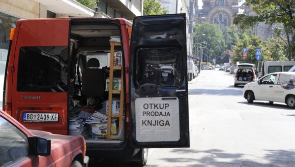 ПРОПАЛА ПРОДАЈА ПОЛОВНИХ КЊИГА: Одлука да сви ђаци добију бесплатне уџбенике угасила посао препродавцима ПРОПАЛА ПРОДАЈА ПОЛОВНИХ КЊИГА: Одлука да сви ђаци добију бесплатне уџбенике угасила посао препродавцима