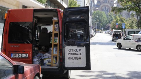 ПРОПАЛА ПРОДАЈА ПОЛОВНИХ КЊИГА: Одлука да сви ђаци добију бесплатне уџбенике угасила посао препродавцима ПРОПАЛА ПРОДАЈА ПОЛОВНИХ КЊИГА: Одлука да сви ђаци добију бесплатне уџбенике угасила посао препродавцима