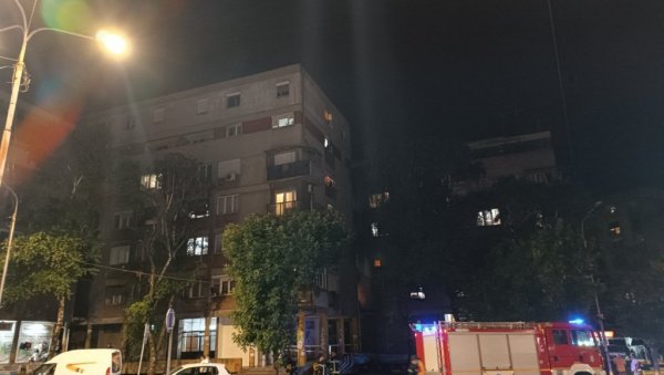 СНИМАК ЗАБЕЛЕЖЕН НЕКОЛИКО СЕКУНДИ ПОСЛЕ ЕКСПЛОЗИЈЕ У СМЕДРЕВУ: Дим куља из зграде, одјекују сирене (ВИДЕО) СНИМАК ЗАБЕЛЕЖЕН НЕКОЛИКО СЕКУНДИ ПОСЛЕ ЕКСПЛОЗИЈЕ У СМЕДРЕВУ: Дим куља из зграде, одјекују сирене (ВИДЕО)
