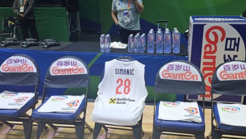 KAKAV GEST ORLOVA! Simanićev dres na klupi Srbije KAKAV GEST ORLOVA! Simanićev dres na klupi Srbije