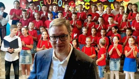 ВУЧИЋ У ОШ СВЕТИСЛАВ ГОЛУБОВИЋ МИТРАЉЕТА Председник поручио првацима: Будите вредни и одлични ђаци (ФОТО) ВУЧИЋ У ОШ СВЕТИСЛАВ ГОЛУБОВИЋ МИТРАЉЕТА Председник поручио првацима: Будите вредни и одлични ђаци (ФОТО)