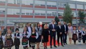 NEKA VAM LJUBAV PREMA UČENJU BUDE VODILJA Poruka predsednika đacima prvacima (FOTO) NEKA VAM LJUBAV PREMA UČENJU BUDE VODILJA Poruka predsednika đacima prvacima (FOTO)