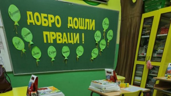 ПОЧЕЛА НОВА ШКОЛСКА ГОДИНА: Малишани усхићено пожурели у клупе, наставнике и ђаке очекују новине и измене правила (ФОТО) ПОЧЕЛА НОВА ШКОЛСКА ГОДИНА: Малишани усхићено пожурели у клупе, наставнике и ђаке очекују новине и измене правила (ФОТО)