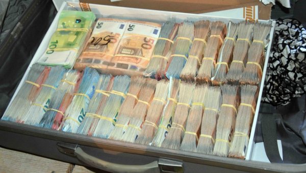 УХАПШЕНА КРИМИНАЛНА ГРУПА У СРБИЈИ: Заплењено 2,7 тона кокаина на једрилици у Атлантском океану - велика међународна акција полиције УХАПШЕНА КРИМИНАЛНА ГРУПА У СРБИЈИ: Заплењено 2,7 тона кокаина на једрилици у Атлантском океану - велика међународна акција полиције