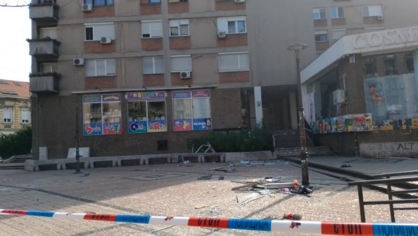 ФОТОГРАФИЈЕ ЈУТРО НАКОН СТРАВИЧНЕ ЕКСПЛОЗИЈЕ У СМЕДЕРЕВУ: Полиција и даље испред зграде где се разнео мушкарац (ФОТО) ФОТОГРАФИЈЕ ЈУТРО НАКОН СТРАВИЧНЕ ЕКСПЛОЗИЈЕ У СМЕДЕРЕВУ: Полиција и даље испред зграде где се разнео мушкарац (ФОТО)