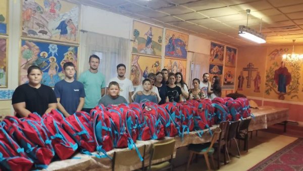 ШКОЛСКЕ ТОРБЕ ЗА СРЕЋАН ПОЧЕТАК: Епархија бачка даривала основце и предшколце у Новом Саду и Бечеју ШКОЛСКЕ ТОРБЕ ЗА СРЕЋАН ПОЧЕТАК: Епархија бачка даривала основце и предшколце у Новом Саду и Бечеју