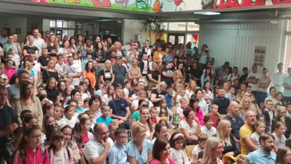 СВЕЧАНО У ВРАЊСКИМ ШКОЛАМА: За ђаке прваке ово је посебан дан СВЕЧАНО У ВРАЊСКИМ ШКОЛАМА: За ђаке прваке ово је посебан дан