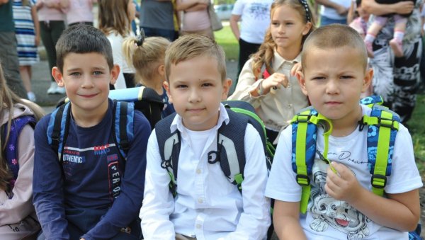 СА ОСМЕХОМ У КЛУПЕ: Пријем ђака првака у краљевачким школама СА ОСМЕХОМ У КЛУПЕ: Пријем ђака првака у краљевачким школама