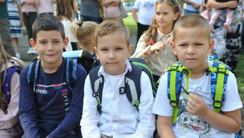 СА ОСМЕХОМ У КЛУПЕ: Пријем ђака првака у краљевачким школама СА ОСМЕХОМ У КЛУПЕ: Пријем ђака првака у краљевачким школама