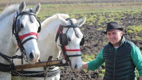 UKRADENA OPREMA ZA KONJE: Ugledni konjar iz Iđoša kod Kikinde doživeo nesvakidašnju krađu (FOTO) UKRADENA OPREMA ZA KONJE: Ugledni konjar iz Iđoša kod Kikinde doživeo nesvakidašnju krađu (FOTO)