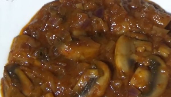 ГУЛАШ ОД ПЕЧУРАКА КОЈИ ЈЕ УКУСНИЈИ ЧАК И ОД ОНОГ С МЕСОМ: Буковаче или вргањи овом јелу дају посебну чар ГУЛАШ ОД ПЕЧУРАКА КОЈИ ЈЕ УКУСНИЈИ ЧАК И ОД ОНОГ С МЕСОМ: Буковаче или вргањи овом јелу дају посебну чар