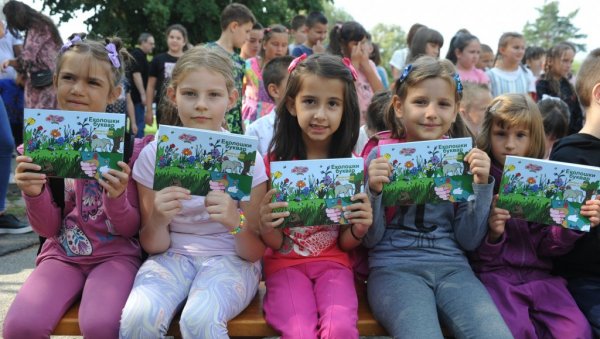 „ЕКОЛОШКИ БУКВАР“ НА ДАР: Акција Одсека за заштиту животне средине у Краљеву „ЕКОЛОШКИ БУКВАР“ НА ДАР: Акција Одсека за заштиту животне средине у Краљеву