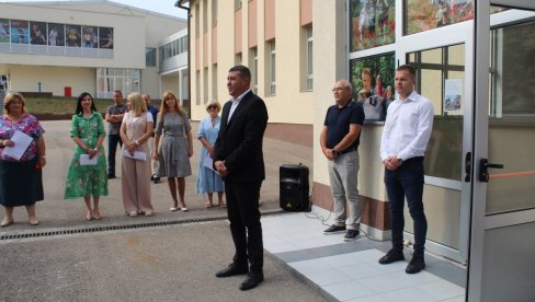 POMOĆ POVODOM POLASKA U ŠKOLU: Vlasotince roditeljima prvaka uplatilo po 10 hiljada dinara POMOĆ POVODOM POLASKA U ŠKOLU: Vlasotince roditeljima prvaka uplatilo po 10 hiljada dinara