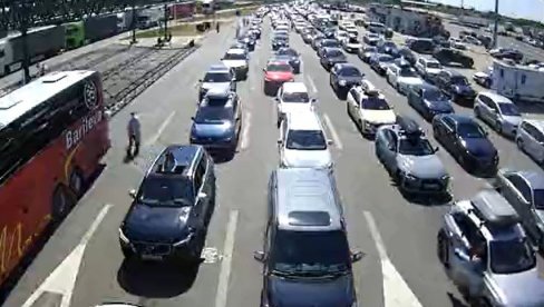 KOLONE VOZILA NA PRELAZIMA: Putnici čekaju više od sat vremena KOLONE VOZILA NA PRELAZIMA: Putnici čekaju više od sat vremena