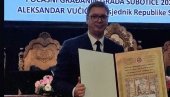 VUČIĆ POSTAO POČASNI GRAĐANIN SUBOTICE: Predsedniku uručena povelja (FOTO/VIDEO) VUČIĆ POSTAO POČASNI GRAĐANIN SUBOTICE: Predsedniku uručena povelja (FOTO/VIDEO)
