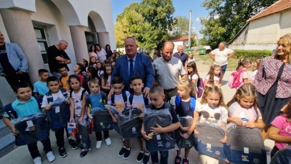 СУСРЕТ ПОВОДОМ НОВЕ ШКОЛСКЕ ГОДИНЕ: Традиционални састанак градоначелника Лесковца са директорима школа СУСРЕТ ПОВОДОМ НОВЕ ШКОЛСКЕ ГОДИНЕ: Традиционални састанак градоначелника Лесковца са директорима школа