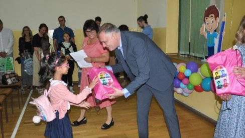 RANČEVI I PRIBOR NA POKLON: Opština Savski venac obradovala najmlađe đake RANČEVI I PRIBOR NA POKLON: Opština Savski venac obradovala najmlađe đake