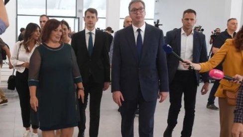 VUČIĆ NAKON OBILASKA AKVA PARKA NA PALIĆU: Ovo moderno zdanje biće raj na zemlji za decu (FOTO) VUČIĆ NAKON OBILASKA AKVA PARKA NA PALIĆU: Ovo moderno zdanje biće raj na zemlji za decu (FOTO)