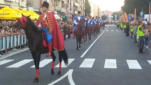 DEFILE KONJANIKA KROZ GRAD: Večeras u Požarevcu otvorene jubilarne LJubičevske konjske igre (FOTO)