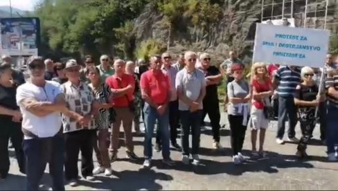NEZADOVOLJNI PENZIONERI IZ BIJELOG POLJA BLOKIRALI RASKRSNICU:Traže veće penzije i Zakon o Pio NEZADOVOLJNI PENZIONERI IZ BIJELOG POLJA BLOKIRALI RASKRSNICU:Traže veće penzije i Zakon o Pio