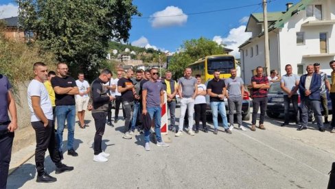 НОВИ ПРОТЕСТИ ГРАЂАНА У РОЖАЈАМА:Три године обнављају 20 километара оута! НОВИ ПРОТЕСТИ ГРАЂАНА У РОЖАЈАМА:Три године обнављају 20 километара оута!