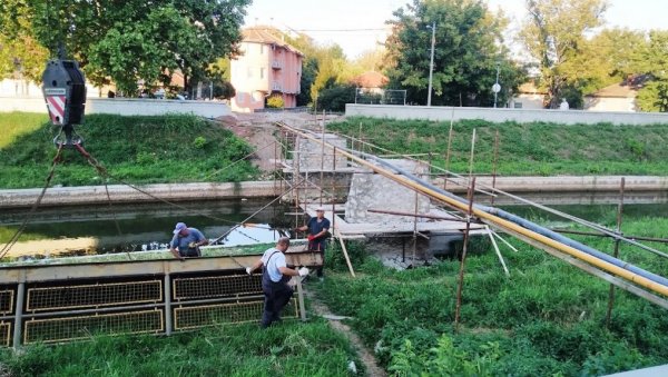 МЕТАЛНИ МОСТИЋ ПОСТАО ИСТОРИЈА: У Параћину уклоњена четврта пасарела (ФОТО)