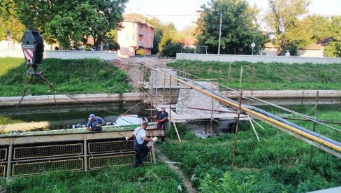 METALNI MOSTIĆ POSTAO ISTORIJA: U Paraćinu uklonjena četvrta pasarela (FOTO) METALNI MOSTIĆ POSTAO ISTORIJA: U Paraćinu uklonjena četvrta pasarela (FOTO)