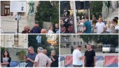 ПОЛИТИЧКИ ПРОТЕСТ: Демонстранти на челу са политичарима прошетали до Министарства просвете ПОЛИТИЧКИ ПРОТЕСТ: Демонстранти на челу са политичарима прошетали до Министарства просвете