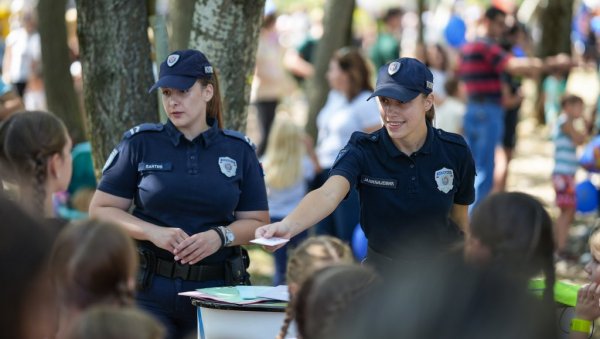 ДЕЦА СЕ ДРУЖИЛА СА ПОЛИЦАЈЦИМА: На Ади Циганлији припадници МУП малишанима јуче откривали тајне после ДЕЦА СЕ ДРУЖИЛА СА ПОЛИЦАЈЦИМА: На Ади Циганлији припадници МУП малишанима јуче откривали тајне после