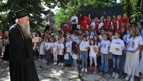 RADOST KOD MANASTIRA, DECA SE DRUŽE SA MITROPOLITOM: U Cetinjskom manastiru počeo Dečji sabor Crne Gore (FOTO)