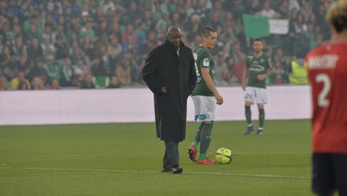 TUŽNA VEST ZA FUDBAL: Preminuo prvi osvajač afričke Zlatne lopte TUŽNA VEST ZA FUDBAL: Preminuo prvi osvajač afričke Zlatne lopte