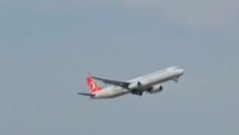 DRAMA NA NEBU IZNAD BEOGRADA: Avion prinudno sleteo na aerodrom Nikola Tesla (FOTO) DRAMA NA NEBU IZNAD BEOGRADA: Avion prinudno sleteo na aerodrom Nikola Tesla (FOTO)