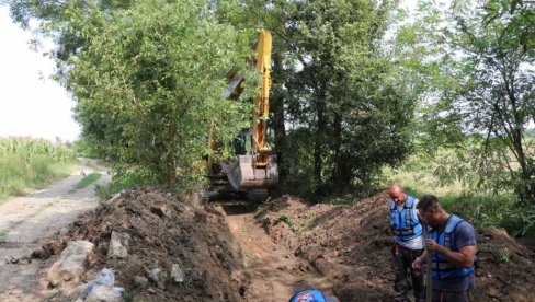 ŠIRI KANAL ŠTITI USEVE: Radovi u obrenovačkoj mesnoj zajednici Poljane ŠIRI KANAL ŠTITI USEVE: Radovi u obrenovačkoj mesnoj zajednici Poljane