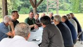 РАЗГОВАРАО СА ГРАЂАНИМА: Председник општине Лазаревац посетио Рудовце и Брајковац (ФОТО) РАЗГОВАРАО СА ГРАЂАНИМА: Председник општине Лазаревац посетио Рудовце и Брајковац (ФОТО)