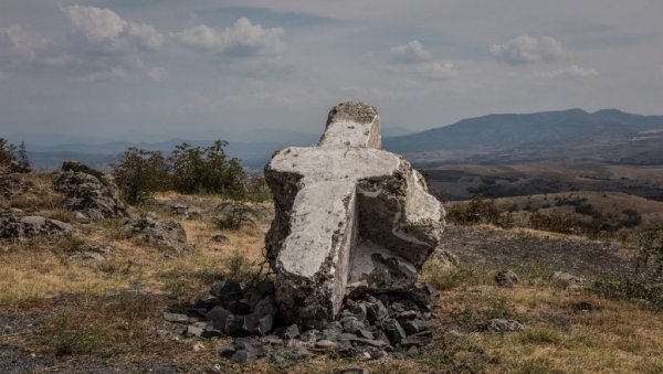 МИНЕ ПРЕТЕ СЕНИМА СРПСКИХ ЈУНАКА: Опасна истраживања у руднику код спомен-костурнице Зебрњак код Куманова, 7. септембра МИНЕ ПРЕТЕ СЕНИМА СРПСКИХ ЈУНАКА: Опасна истраживања у руднику код спомен-костурнице Зебрњак код Куманова, 7. септембра