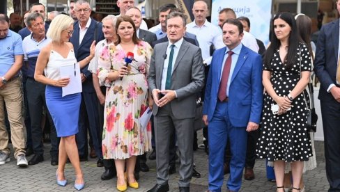 VOĆE ROD RODILO: U Ugljeviku traje 12. Međunarodni sajam šljive, voćnih rakija i meda VOĆE ROD RODILO: U Ugljeviku traje 12. Međunarodni sajam šljive, voćnih rakija i meda