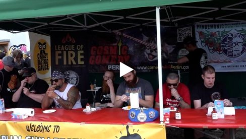 BRZO JEDENJE LJUTIH PAPRIKA: Takmičenje koje tera suze na oči (VIDEO) BRZO JEDENJE LJUTIH PAPRIKA: Takmičenje koje tera suze na oči (VIDEO)