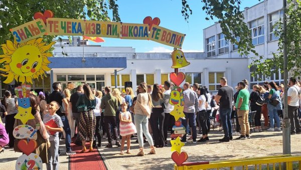 ШТРАЈК ПРЕ ЧАСОВА Нова школска година почела је получасовним протестом ШТРАЈК ПРЕ ЧАСОВА Нова школска година почела је получасовним протестом