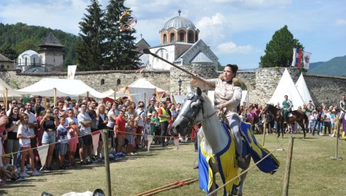 DUH PREDAKA U DOLINI VEKOVA: Održan viteško-scenski Maglič fest pred zidinama manastira Studenice DUH PREDAKA U DOLINI VEKOVA: Održan viteško-scenski Maglič fest pred zidinama manastira Studenice