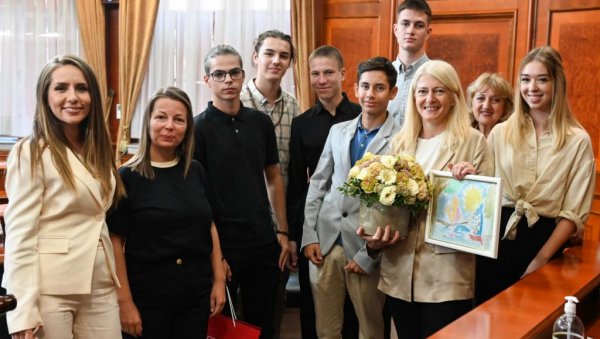 МИНИСТАРКА БЕГОВИЋ СА ТИМОМ УЧЕНИКА КОЈИ УЧЕСТВУЈУ НА FIRST GLOBAL CHALLENGE 2023: Србија се припрема за олимпијаду у роботици (ФОТО) МИНИСТАРКА БЕГОВИЋ СА ТИМОМ УЧЕНИКА КОЈИ УЧЕСТВУЈУ НА FIRST GLOBAL CHALLENGE 2023: Србија се припрема за олимпијаду у роботици (ФОТО)