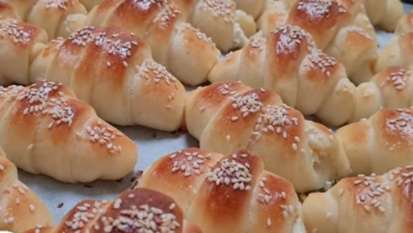 КИФЛИЦЕ СА КИСЕЛОМ ПАВЛАКОМ - НАЈЛЕПШЕ КОЈЕ СТЕ ИКАД ПРОБАЛИ: Толико су мекане и свеже да увек сви траже залогај више КИФЛИЦЕ СА КИСЕЛОМ ПАВЛАКОМ - НАЈЛЕПШЕ КОЈЕ СТЕ ИКАД ПРОБАЛИ: Толико су мекане и свеже да увек сви траже залогај више
